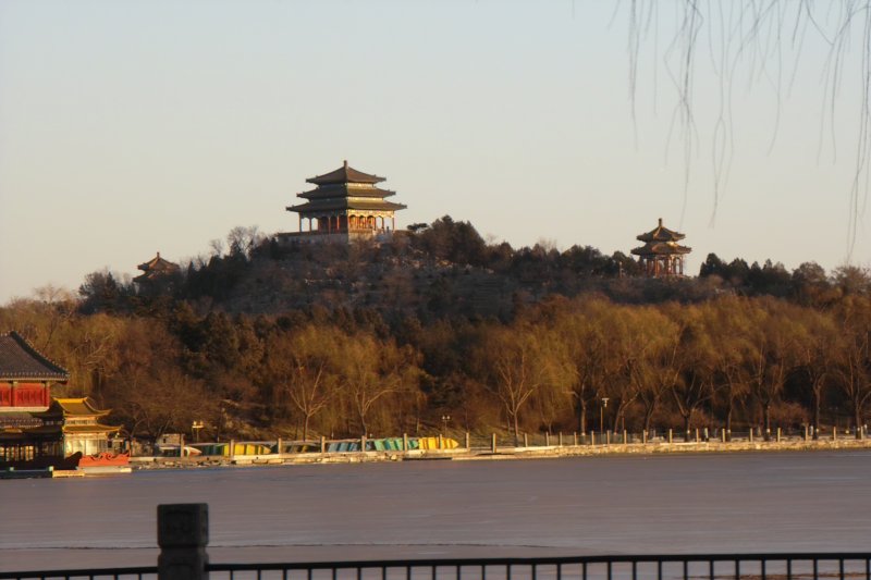 Blick auf Kohlehügel vom  Beihai-Park aus