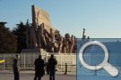 Revolutionsstatuen vor Mausoleum von Mao