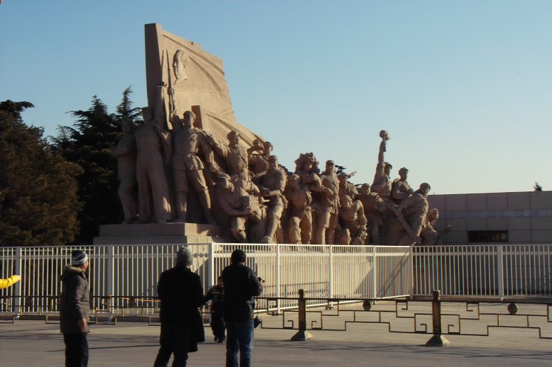 Revolutionsstatuen vor Mausoleum von Mao