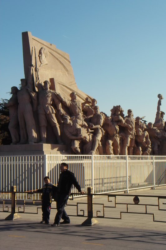 Revolutionsstatuen vor Mausoleum von Mao