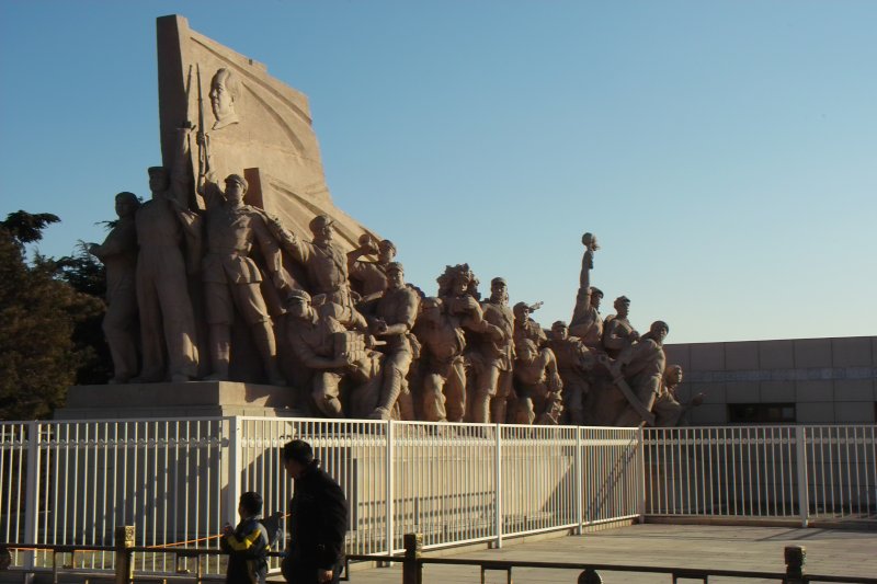 Revolutionsstatuen vor Mausoleum von Mao