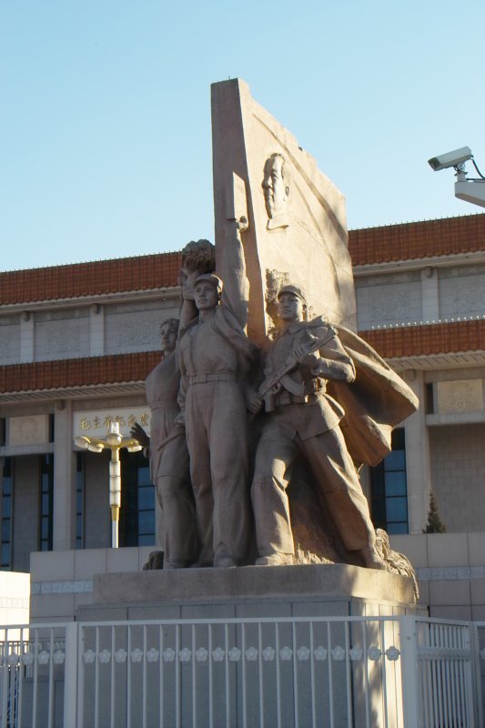 Revolutionsstatuen vor Mausoleum von Mao