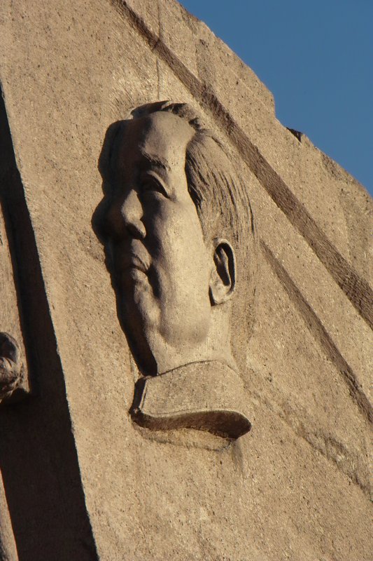 Revolutionsstatuen vor Mausoleum von Mao