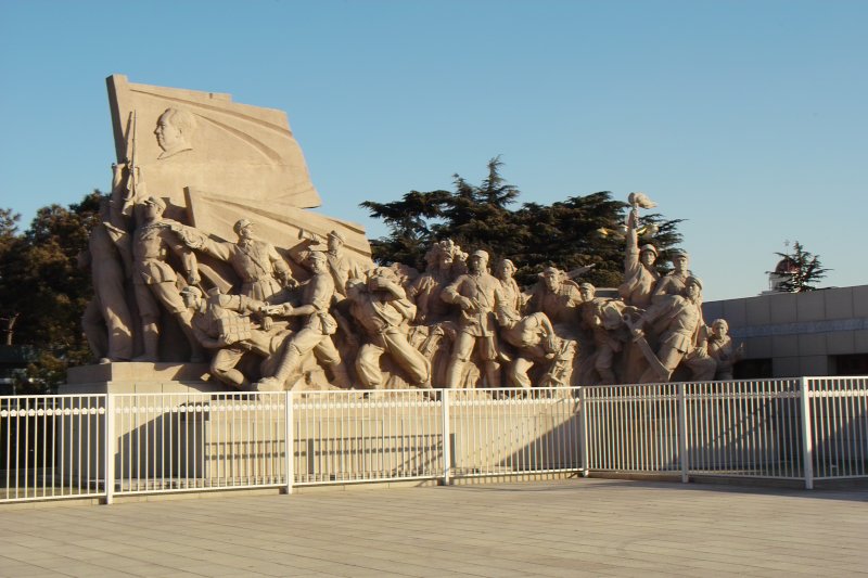 Revolutionsstatuen vor Mausoleum von Mao