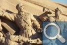 Revolutionsstatuen vor Mausoleum von Mao