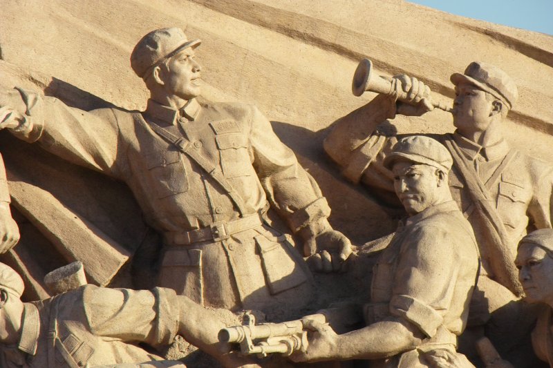 Revolutionsstatuen vor Mausoleum von Mao