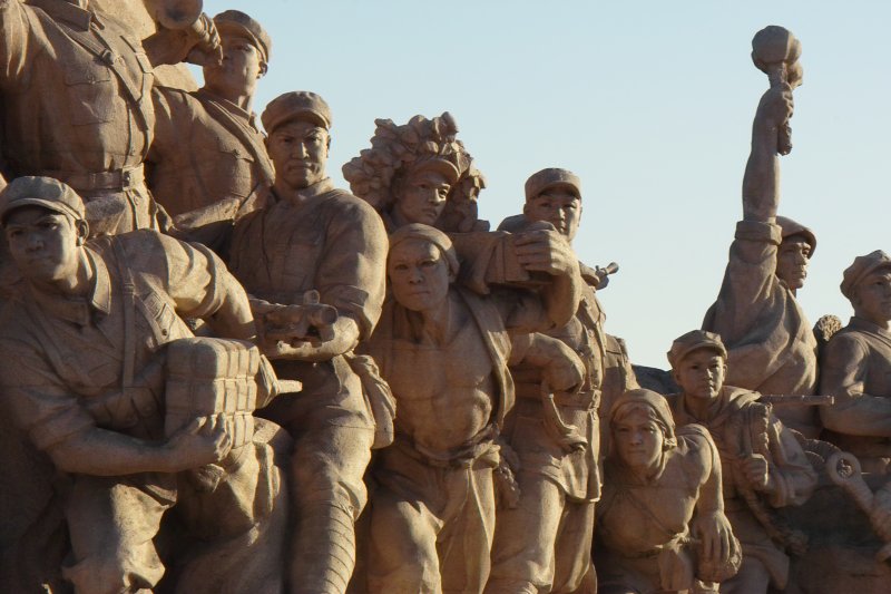 Revolutionsstatuen vor Mausoleum von Mao