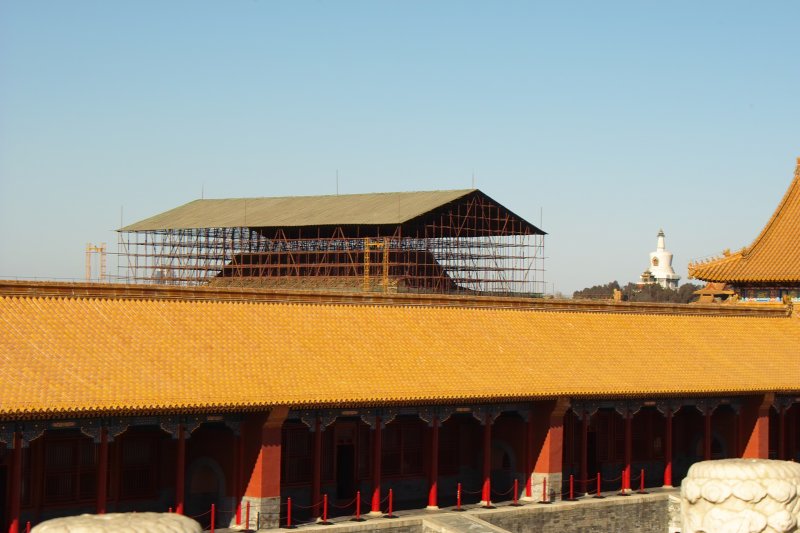 Blick auf weiße Dagoba von der verbotenen Stadt