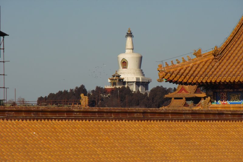 Blick auf weiße Dagoba von der verbotenen Stadt