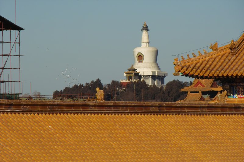 Blick auf weiße Dagoba von der verbotenen Stadt